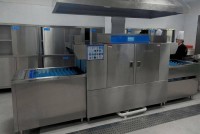 东莞康美达通道式洗碗机价格揭秘:食堂大规模餐具清洗利器